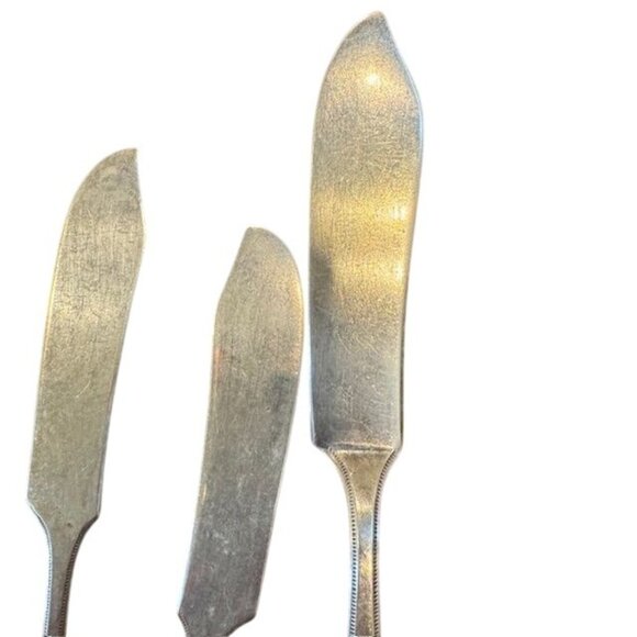 Set Of 7 Antique Silverplate Butter Knives With Ornate Handles & Engraved Detail - Picture 4 of 7